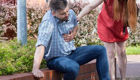 Brustschmerzen: Symptome, Ursachen und Maßnahmen